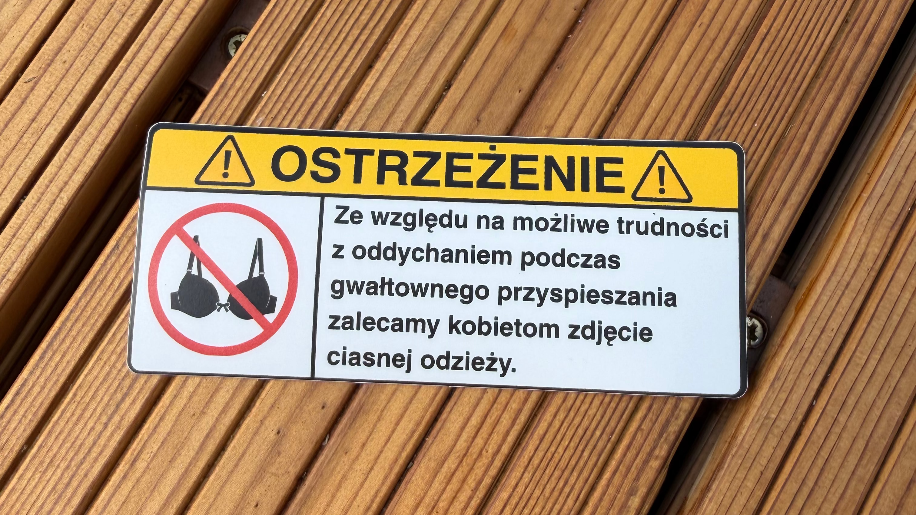 OSTRZEŻENIE: Zdejmij Obcisłą Odzież