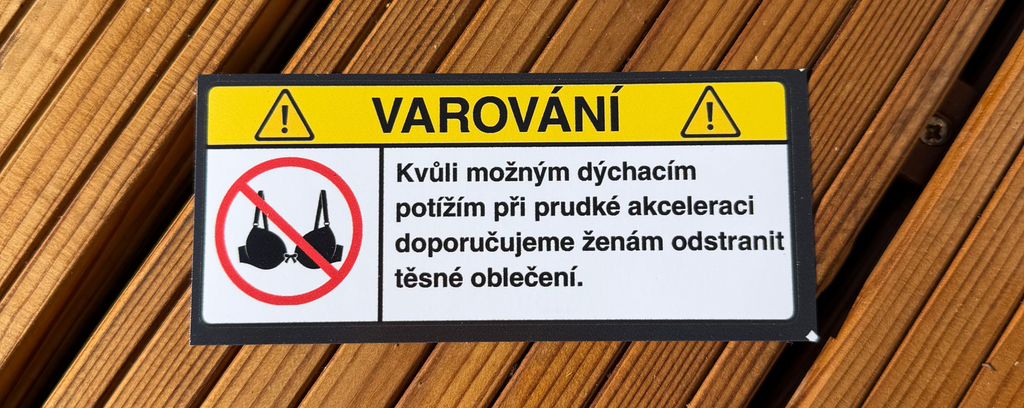 VAROVÁNÍ: Odstraňte těsné oblečení
